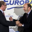 El presidente del Gobierno de Aragón, Javier Lambán (i), saluda al exsecretario general del PSOE Alfredo Pérez Rubalcaba antes de su participación en la tribuna Fórum Europa celebrada hoy en Madrid.