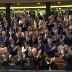 El líder del PP, Mariano Rajoy, aplaudido por todos sus compañeros en el momento en que el Congreso le dio por investido.