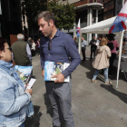 Iván Alonso, ayer conversando con una viandante. DL