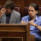 Íñigo Errejón y Pablo Iglesias, en la sesión de investidura del 31 de agosto.