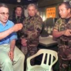 El presidente colombiano, Álvaro Uribe da instrucciones a unos militares, en la provincia de Choco