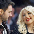 Christina Aguilera y Matthew Rutler, juntos en un partido de baloncesto.