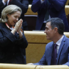 El presidente del Gobierno junto a Nadia Calviño, ayer en el Senado. ZIPI