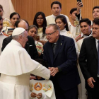 El papa Francisco saluda a Nicolás Castellanos. L’OBSERVATORE ROMANO