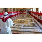 El Papa se dirige ayer a los cardenales en el Vaticano.