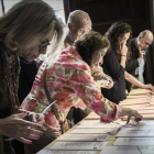Un grupo de electores revisa papeletas en unas elecciones.