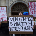 PVarias mujeres portan pancartas durante la concentración «Únete contra la jauría». ENRIC FONTCUBERTA