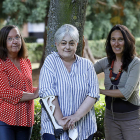 Belén Aren, en el centro, presidenta de Activos y Felices junto a Ana Alonso, responsable de PAS y otra socia. MARCIANO PÉREZ