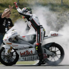El piloto alemán de 125cc Sandro Cortese celebra su victoria.