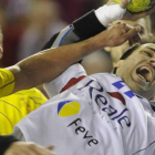Carlos Ruesga supera a la dura defensa vallisoletana de Antonio García.