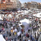 Miles de personas abarrotan la plaza para comprar en la feria y comer las tradicionales alubias.