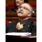 Carod Rovira mira el panel de las votaciones en el Parlament