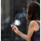 Una mujer fuma al aire libre en Valencia. ANA ESCOBAR