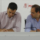 Pedro Sánchez y César Luena, este lunes durante la reunión de la ejecutiva del PSOE.