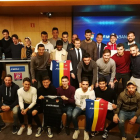 Gerard Piqué posa con los jugadores y colaboradores del FC Andorra, en Andorra la Vella.