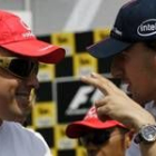 Fernando Alonso y Kubika charlan poco antes de la carrera de Hungría