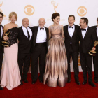 Los miembros de 'Breaking Bad' posan tras su victoria en los Emmy.