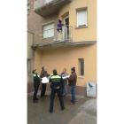 Una niña encaramada en un balcón de un edificio de Vic, el 11 de febrero.