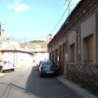 Calle en Sorriba del Esla donde se encuentra el edificio de las antiguas escuelas