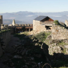 Patio del Castillo de Cornatel, con los restos de la Casa Colgada a la derecha.