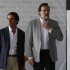 José María Aznar y Mariano Rajoy, en la clausura del campus de la FAES, este domingo en Madrid.