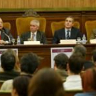 Eduardo Fernández García, primero por la izda., en un momento de su intervención en las jornadas