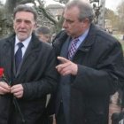 Miguel Alejo, con Pepe Giménez, paseando ayer por las calles de Cacabelos