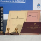 Algunos de los documentos secretos de la Junta Militar argentina, el lunes en Buenos Aires.