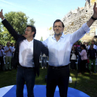 El jefe del Ejecutivo gallego y candidato a la reelección, Alberto Núñez Feijóo, y Rajoy, en el cato de campaña con el que se inició el curso político.