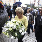 El presidente de la Comunidad de Madrid, Ignacio González, junto a la presidenta de la AVT, Ángeles Pedraza, durante el homenaje a las víctimas del terrorismo, que se rindió el pasado 22 de octubre en la plaza de la República Dominicana, un día después de