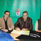 Los reprensentantes universitarios y del Club Deportivo Ejido durante la firma del convenio de colab