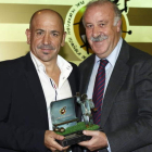 Claudio, a la izquierda, recibe el galardón de Vicente del Bosque.