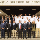 Imagen de familia de la selección, con directivos del CSD y la Federación, en la escalinata del Consejo Superior de Deportes.