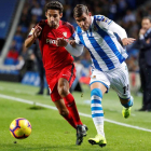 Navas y Theo Hernández luchan por el balón durante el Real Sociedad-Sevilla. JUAN HERRERO