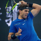 Nadal golpea una bola durante el partido contra Dimitrov, este sábado en Pekín. /