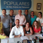 Chamorro (centro de pie) con los miembros de la junta local. DL
