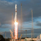 Despegue del cohete Soyuz con el Sentinel-1B a bordo, desde el puerto espacial europeo de Kurú, en la Guayana francesa.