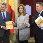 Jesús Posada recibe de manos de Fátima Báñez y Tomás Burgos el informe del Fondo de Reserva.