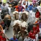 Una multitud de corredores entre los toros de Miura, ayer en la capital navarra