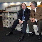 Herrera, sentado con el alcalde de Medina de Rioseco sobre la maqueta de una harinera.