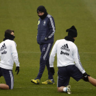 Özil y Khedira realizan ejercicios en el entrenamiento del Madrid ante la mirada de Mourinho.