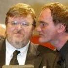 Quentin Tarantino besa a Michael Moore durante la entrega del premio
