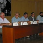 José Antonio Llamas, tercero por la izquierda, sintió el cariño de su gente y sus amigos escritores