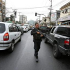 Un policía del Bope patrulla una calle en el barrio Peña de Río de Janeiro.