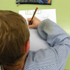 Un escolar aprende a escribir en un centro de Barcelona.