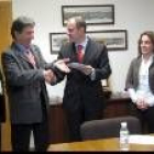 El alcalde saluda a Carlos Díaz, de Caixa Galicia, tras la firma