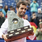 El tenista Albert Ramos con el trofeo del Torneo de Gstaad.