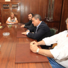 Cubelos (derecha), sentado junto a Álvarez y con Cortés enfrente, en una foto de archivo.