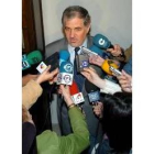 Conde Pumpido responde a las preguntas de la prensa en Santiago