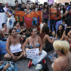 Cientos de manifestantes protestan a pecho descubierto en Buenos Aires por la actuación policial contra tres mujeres que tomaban el sol en 'topless'.
